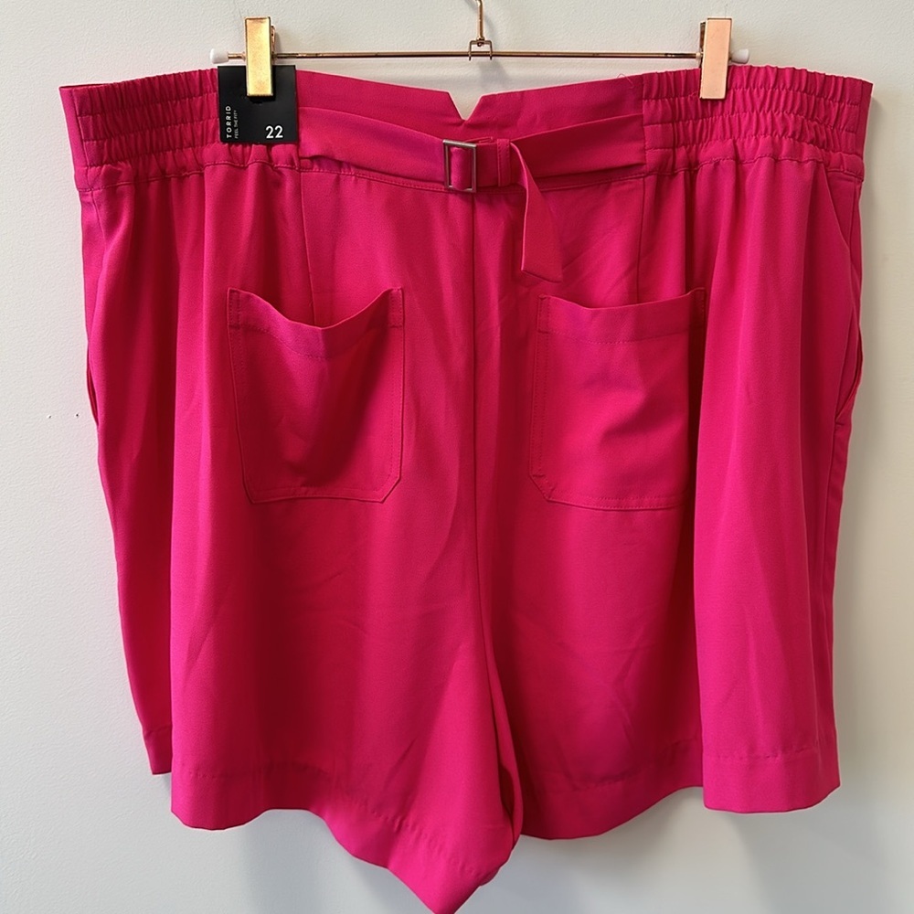 Torrid • Wide Leg Studio Crepe Shorts Hi-Waist Color: Pink Peacock • Sz 22 • NWT - Picture 4 of 12